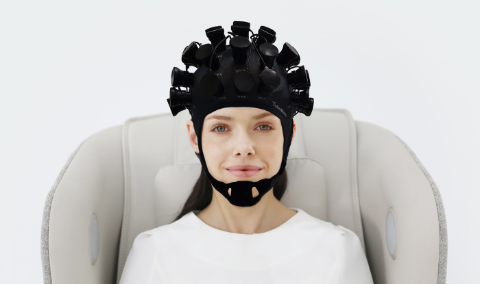 뇌파 측정을 위해 센서 캡을 착용한 환자의 EEG 검사 장면