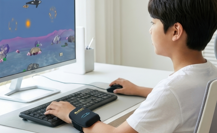 모니터를 바라보는 남자 아이